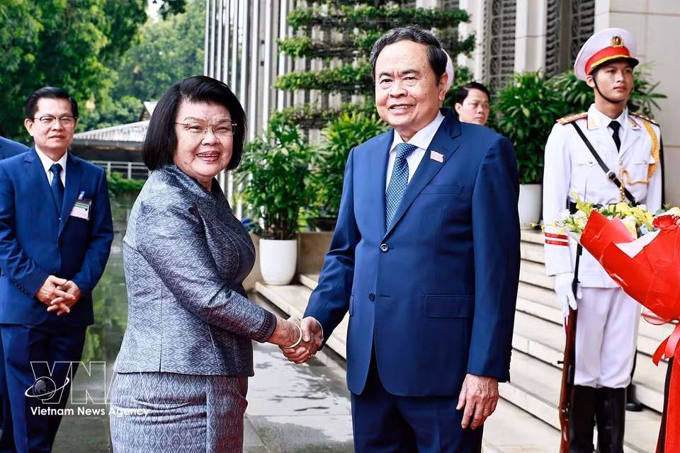 越南国会主席陈青敏与柬埔寨国会主席昆索达莉合影。图自越通社