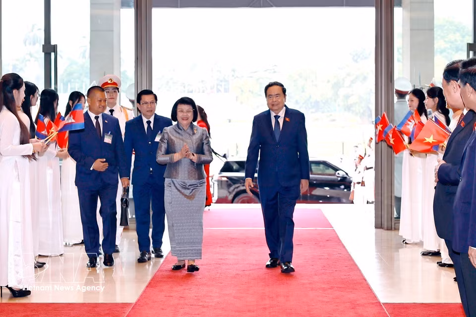 越南国会主席陈青敏迎接柬埔寨国会主席昆索达莉对越南进行正式访问。图自越通社