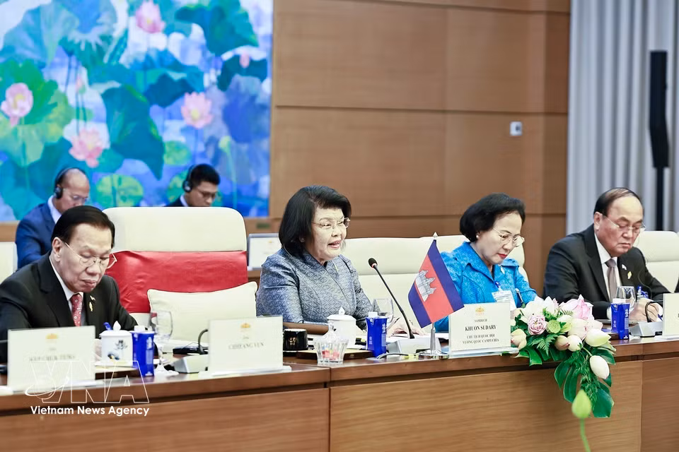 柬埔寨国会主席昆索达莉在会谈中发表讲话。图自越通社