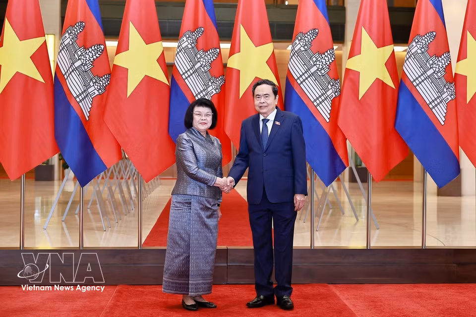 越南国会主席陈青敏迎接柬埔寨国会主席昆索达莉对越南进行正式访问。图自越通社