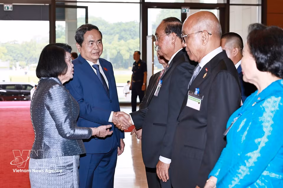 越南国会主席陈青敏与柬埔寨代表团成员握手。图自越通社