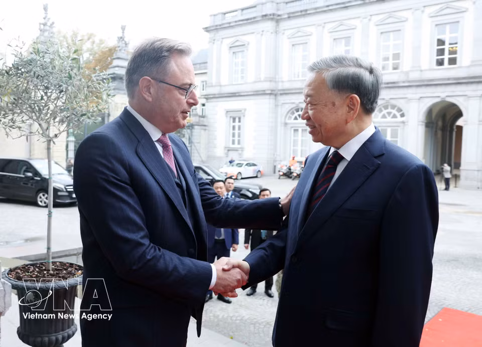 比利时首相巴特·德韦弗迎接越共中央总书记、国家主席苏林。图自越通社