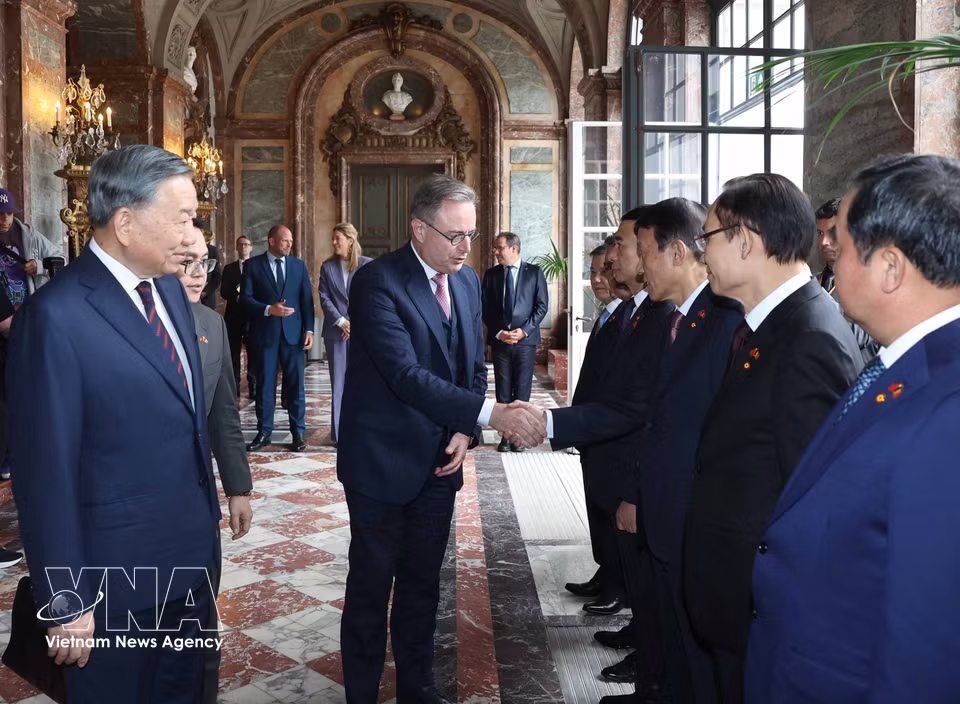 越共中央总书记、国家主席苏林向比利时首相巴特·德韦弗介绍越南高级代表团成员。图自越通社