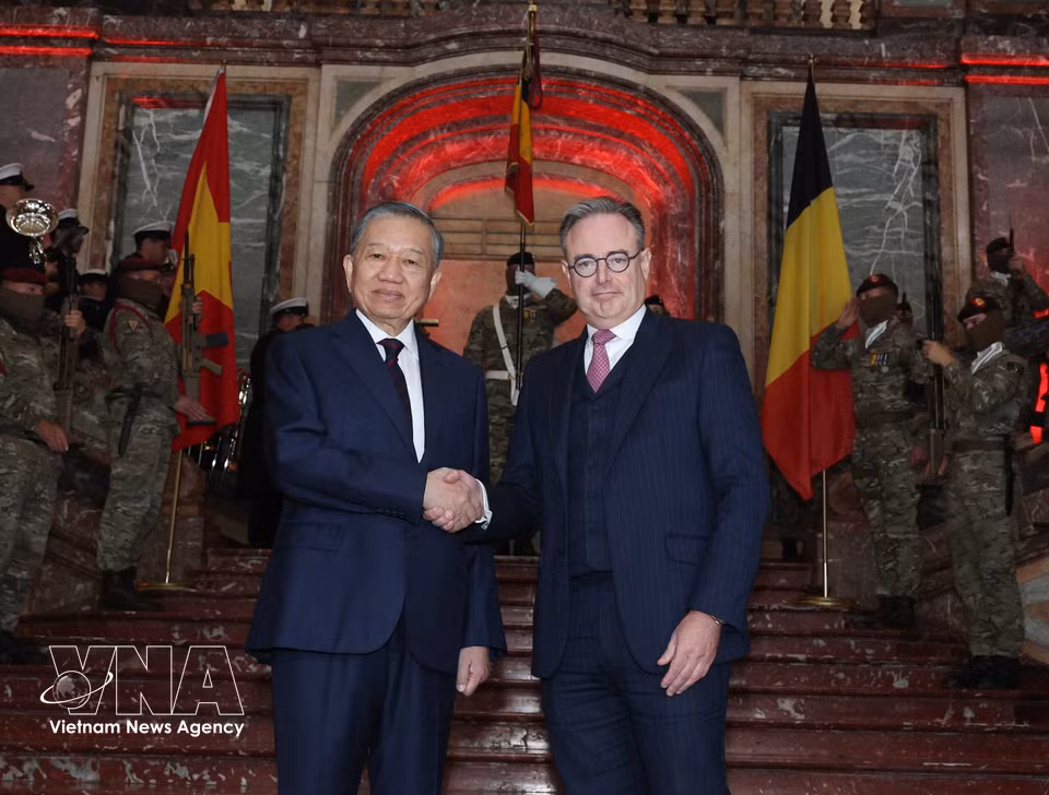 比利时首相巴特·德韦弗迎接越共中央总书记、国家主席苏林。图自越通社