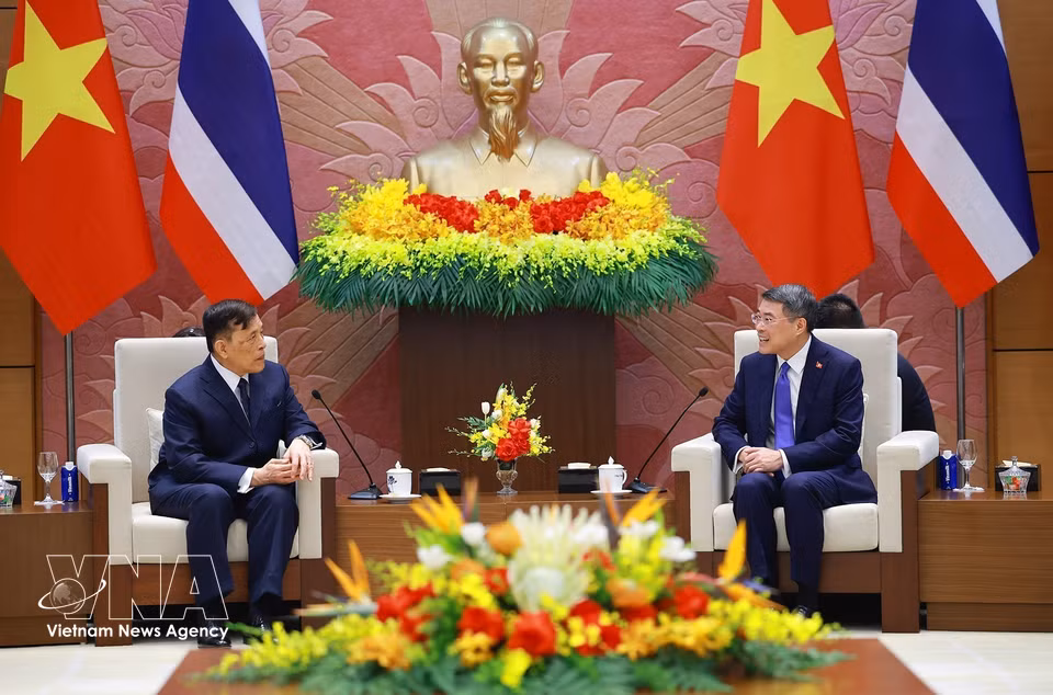 越南政府总理黎明兴与泰王国国王玛哈·哇集拉隆功。图自越通社