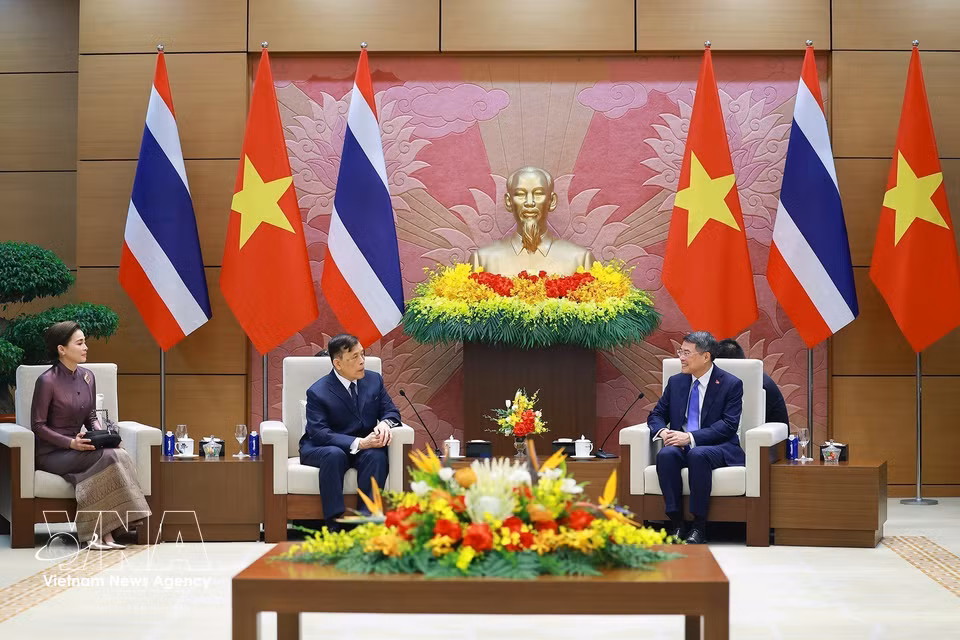 越南政府总理黎明兴会见泰王国国王玛哈·哇集拉隆功与王后苏提达·帕查拉素塔皮蒙拉。图自越通社