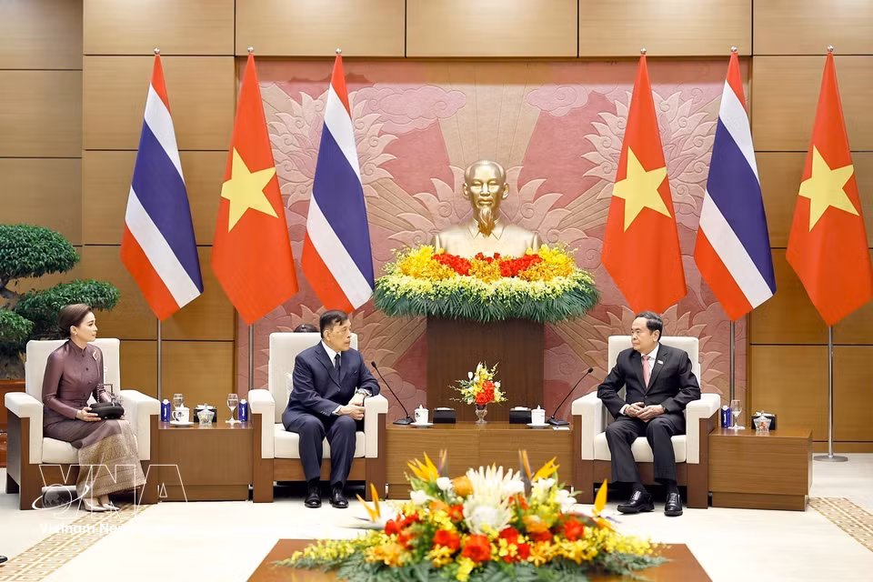 越南国会主席陈青敏会见泰国国王玛哈·哇集拉隆功与王后苏提达·帕查拉素塔皮蒙拉。图自越通社