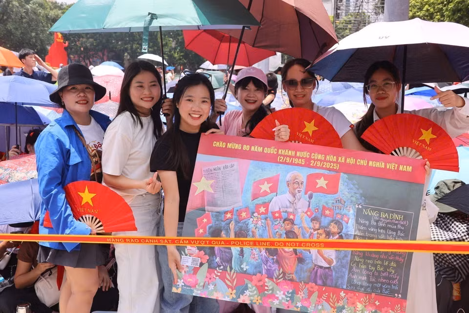 首都市民早早聚集，等待观赏为A80大典准备的第二次联合阅兵、游行彩排。图自越通社