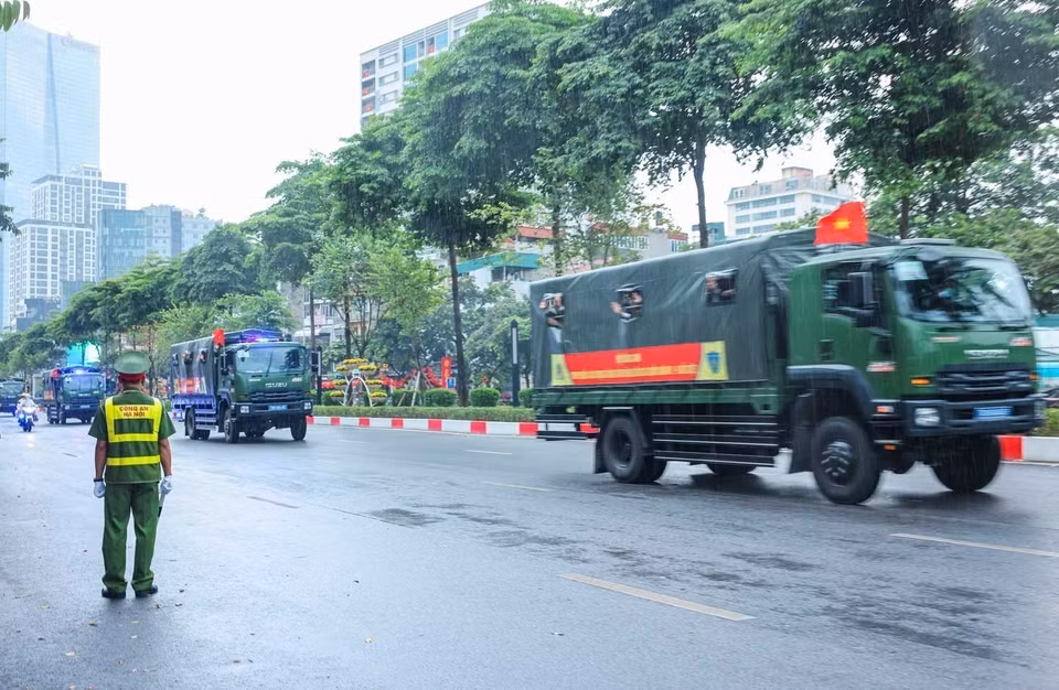 参加联合阅兵、游行彩排的公安部队在途经文高街前往集结地点时，挥手向市民致意（拍摄时间为14时）。图自越通社