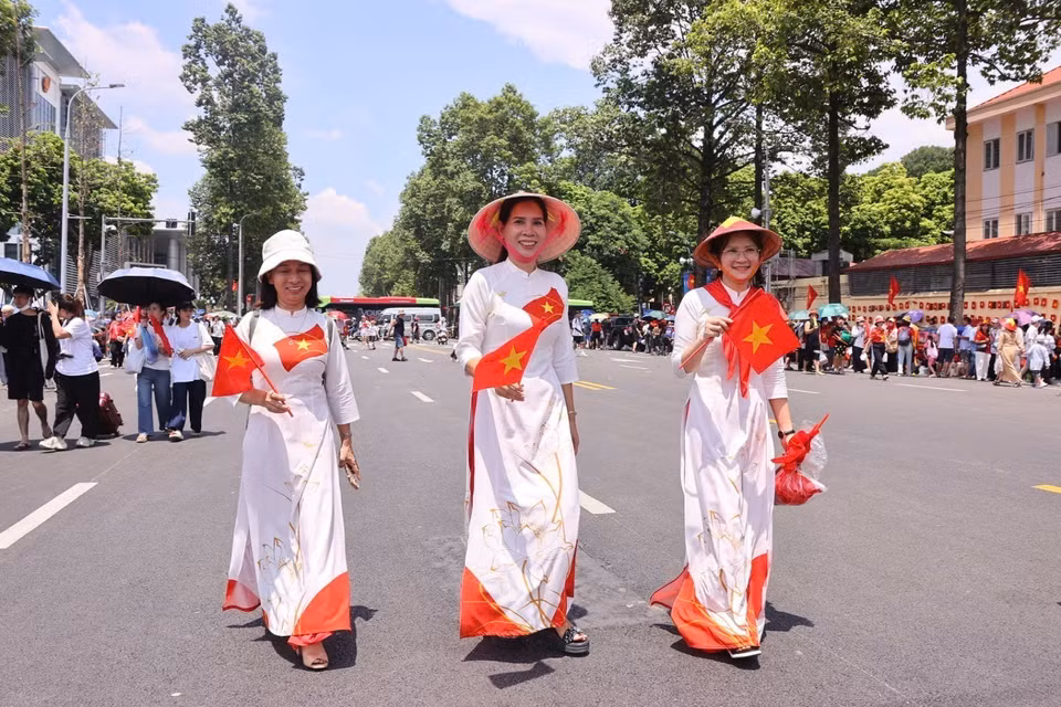 首都市民早早聚集，等待观赏为A80大典准备的第二次联合阅兵、游行彩排。图自越通社