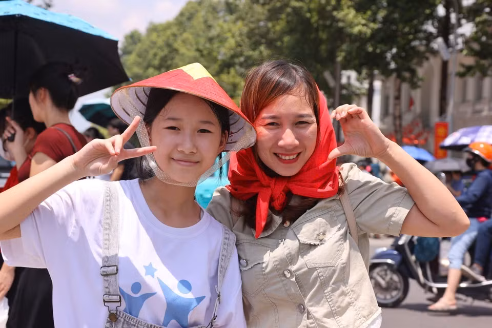 首都市民早早聚集，等待观赏第二次联合阅兵、游行彩排。图自越通社