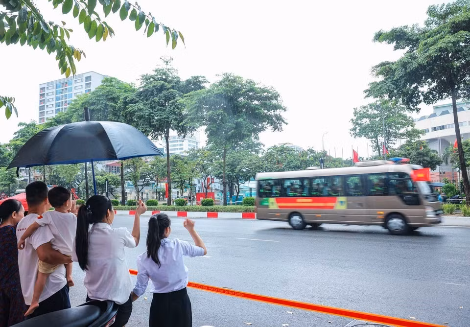 市民迎接参加联合阅兵、游行彩排的部队途经文高街前往集结地点（拍摄时间为14时）。图自越通社