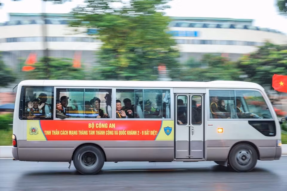 参加联合阅兵、游行彩排的公安部队在途经文高街前往集结地点时，挥手向市民致意（拍摄时间为14时）。图自越通社