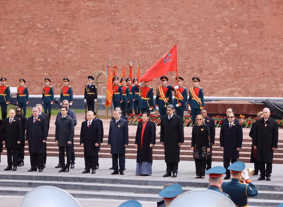 苏林总书记夫妇同各国领导人共同出席克里姆林宫墙边无名烈士纪念碑献花仪式。图自越通社