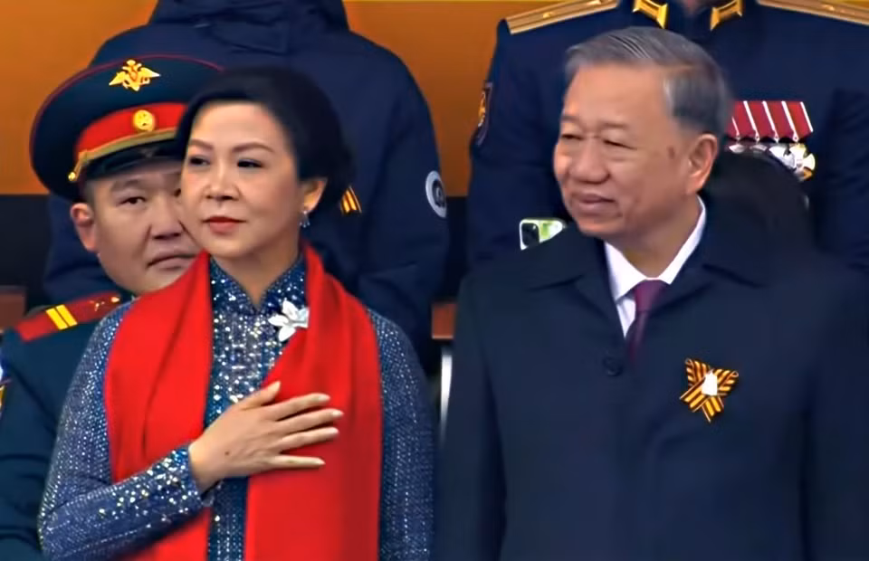 苏林总书记携夫人出席纪念伟大卫国战争胜利80周年阅兵式。图自越通社