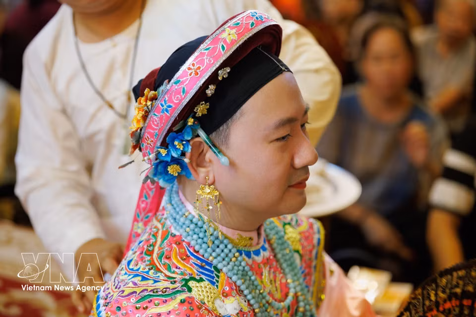 服饰艺术是构成仪式丰富特色之美的重要元素之一，同时在信仰生活中保存了民间美术装饰形式。图自越通社