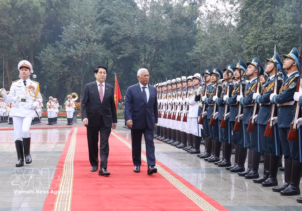 越南国家主席梁强与欧洲理事会主席安东尼奥·科斯塔在正式访问越南期间检阅越南人民军仪仗队，2026年1月。图自越通社