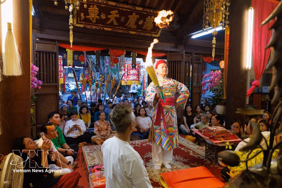 传统服饰、表演动作、朝文音乐与信仰活动空间的结合，造就了扶乩仪式的独特魅力——这是2016年被联合国教科文组织列入名录的“越南三府圣母祭祀信仰实践”的组成部分之一。图自越通社
