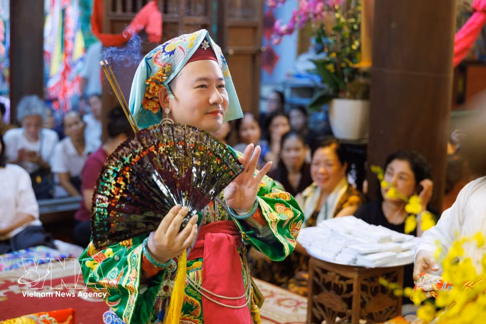 音乐、服饰与动作之间的配合，形成了传统仪式的独特表达形式。图自越通社