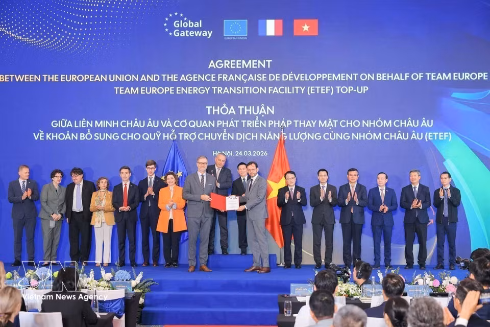 政府副总理胡德福与负责国际伙伴关系的欧盟委员约瑟夫·西凯拉（Jozef Síkela）共同见证欧盟与法国开发署（AFD）代表欧洲团队签署协议，为能源转型支持基金（ETEF）提供补充资金（2026年3月）。图自越通社