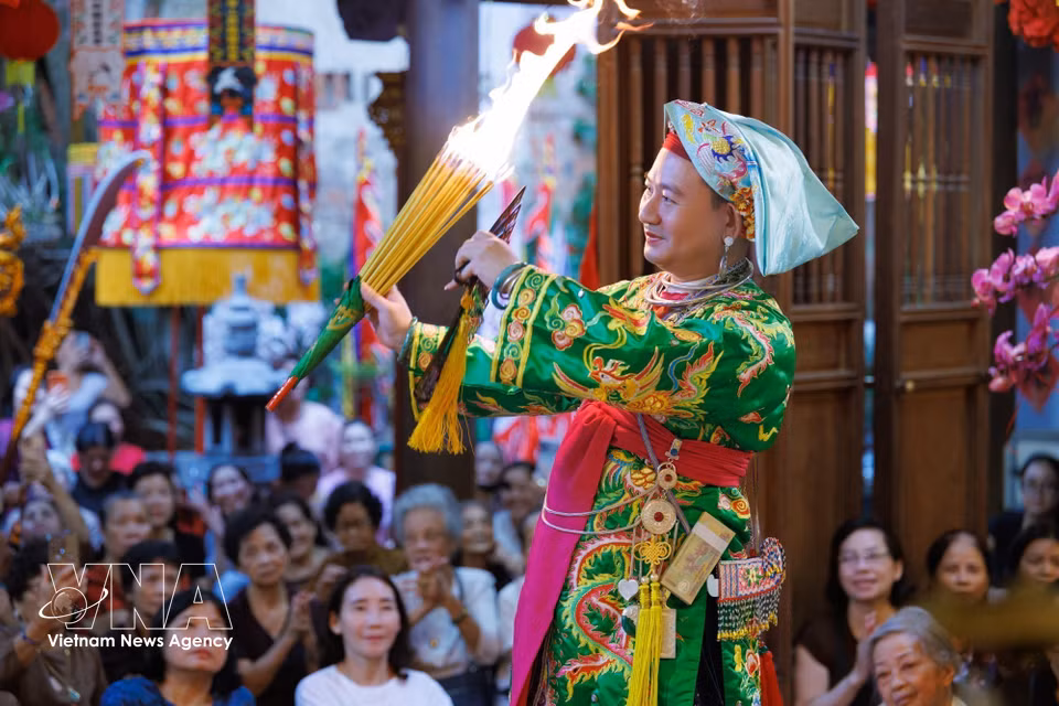 各种表演形式在祭祀空间中进行，与社区维持的信仰和仪式规范紧密相连。图自越通社