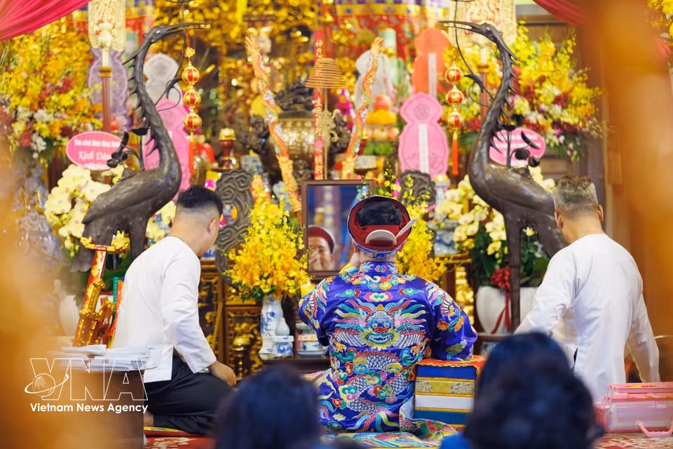 扶乩仪式是包括乩童、乐师和辅礼者在内的多方主体共同参与的活动。图自越通社