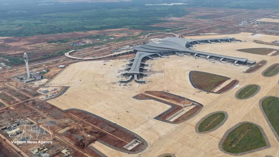 隆城机场空管塔台与客运航站楼，2026年10月拍摄。图自越通社