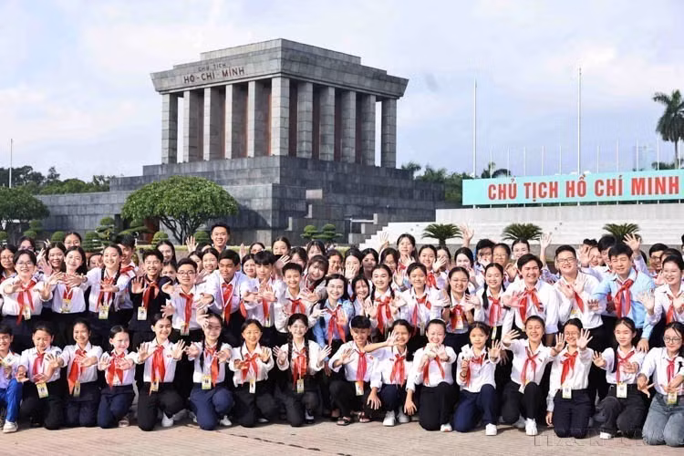 2024年"儿童国会"模拟会议框架内，儿童代表团前往胡志明主席陵敬献花圈并瞻仰胡主席遗容（2024年9月28日）。图自越通社