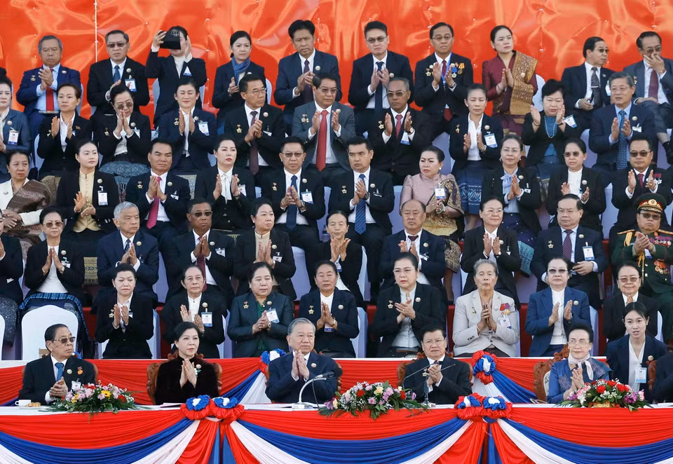 越共中央总书记苏林与夫人出席老挝国庆50周年及凯山·丰威汉主席诞辰105周年纪念仪式。图自越通社