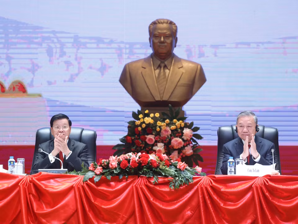 越共中央总书记苏林与老挝人民革命党中央总书记、国家主席通伦·西苏里共同主持召开越南共产党第十四次全国代表大会成果通报会。图自越通社