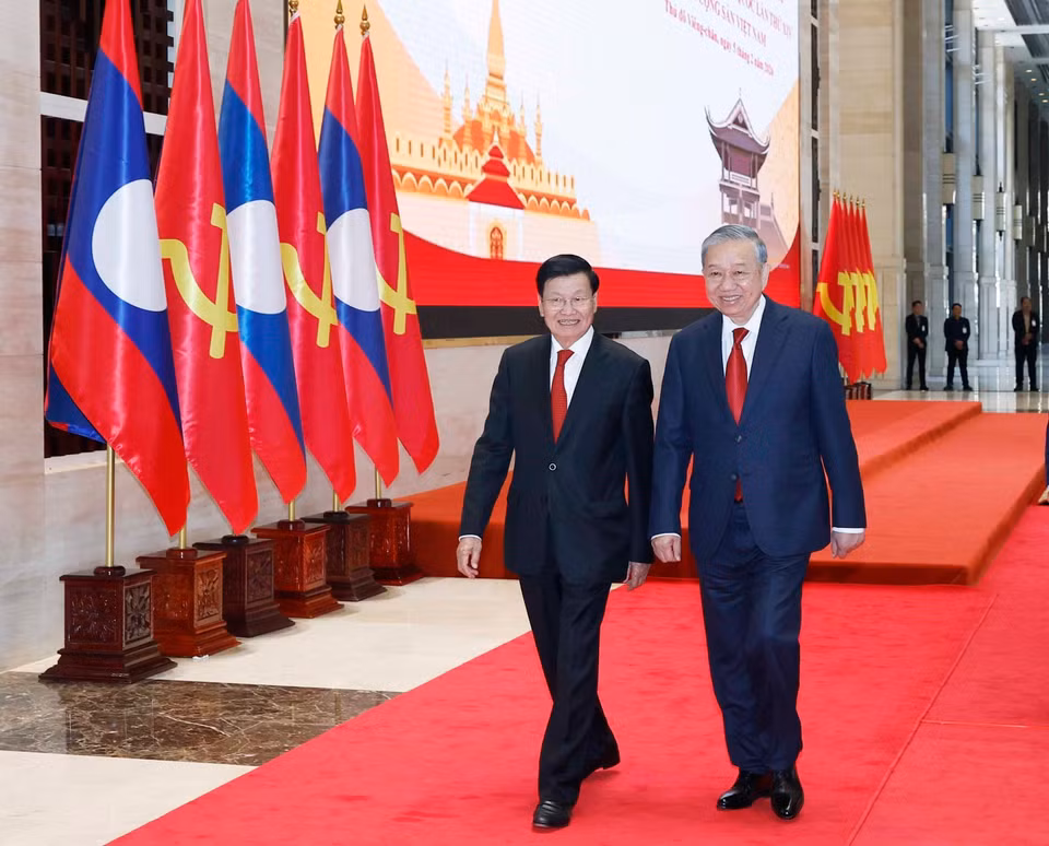 越共中央总书记苏林与老挝人民革命党中央总书记、国家主席通伦·西苏里出席越南共产党第十四次全国代表大会成果通报会。图自越通社