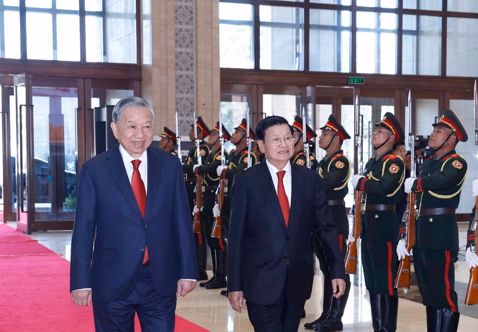 越共中央总书记苏林与老挝人民革命党中央总书记、国家主席通伦·西苏里出席越南共产党第十四次全国代表大会成果通报会。图自越通社