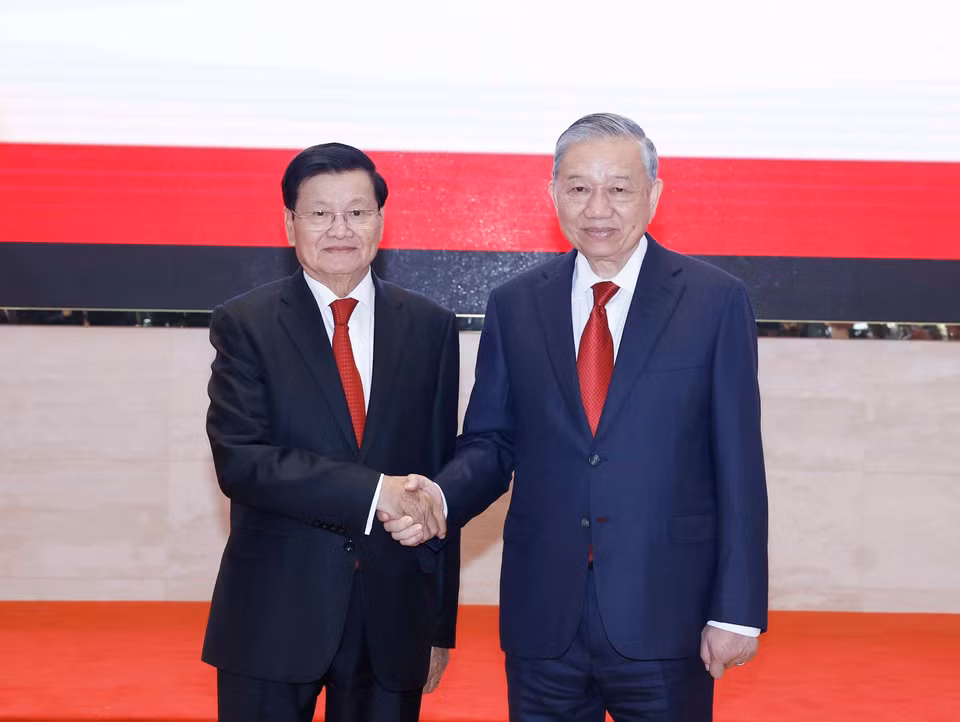 越共中央总书记苏林与老挝人民革命党中央总书记、国家主席通伦·西苏里出席越南共产党第十四次全国代表大会成果通报会。图自越通社