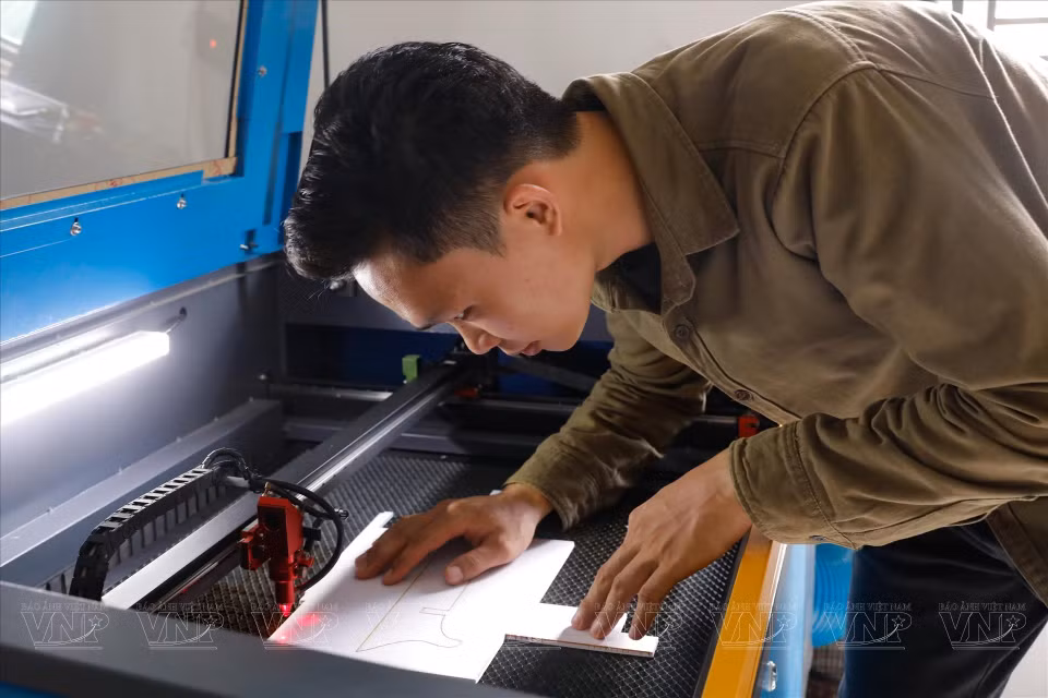 设计完成后，阮文强将模型资料送至机器进行精细切割。图自越通社