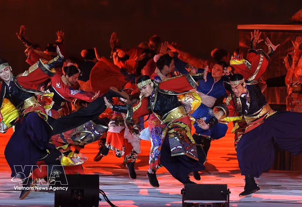 艺术家们在第20届亚洲运动会（ASIAD 20）开幕式上表演。图自越通社
