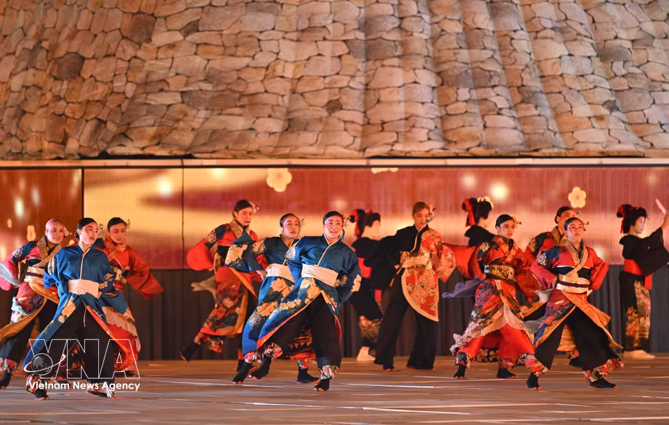 艺术家们在第20届亚洲运动会（ASIAD 20）开幕式上表演。图自越通社