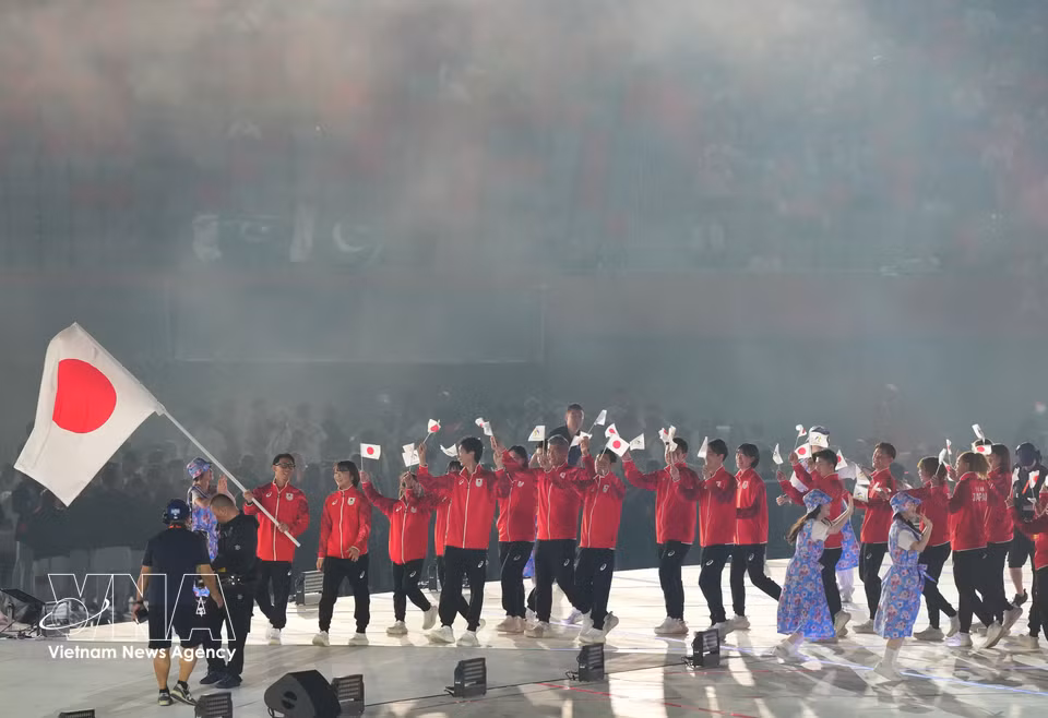 东道主日本体育代表团在第20届亚洲运动会（ASIAD 20）开幕式上入场。图自越通社