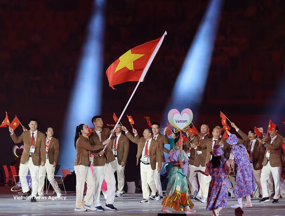 越南体育代表团运动员在第20届亚洲运动会（ASIAD 20）开幕式上入场。图自越通社