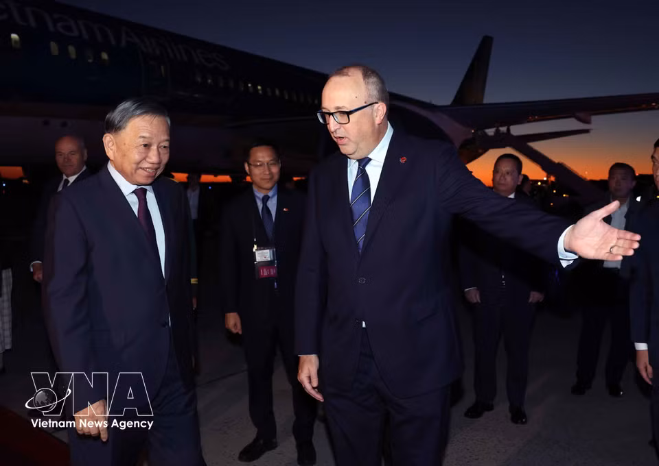 加拿大政府官员在渥太华麦克唐纳-卡蒂埃国际机场迎接苏林总书记、国家主席。图自越通社