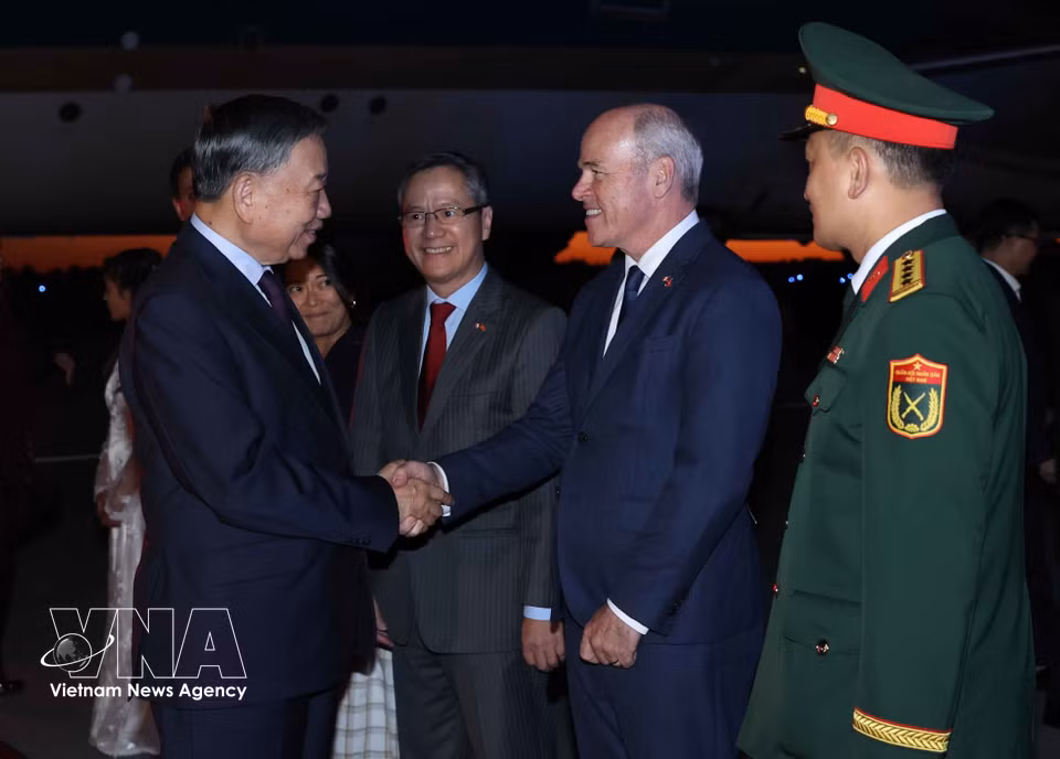 加拿大政府官员在渥太华麦克唐纳-卡蒂埃国际机场迎接苏林总书记、国家主席。图自越通社