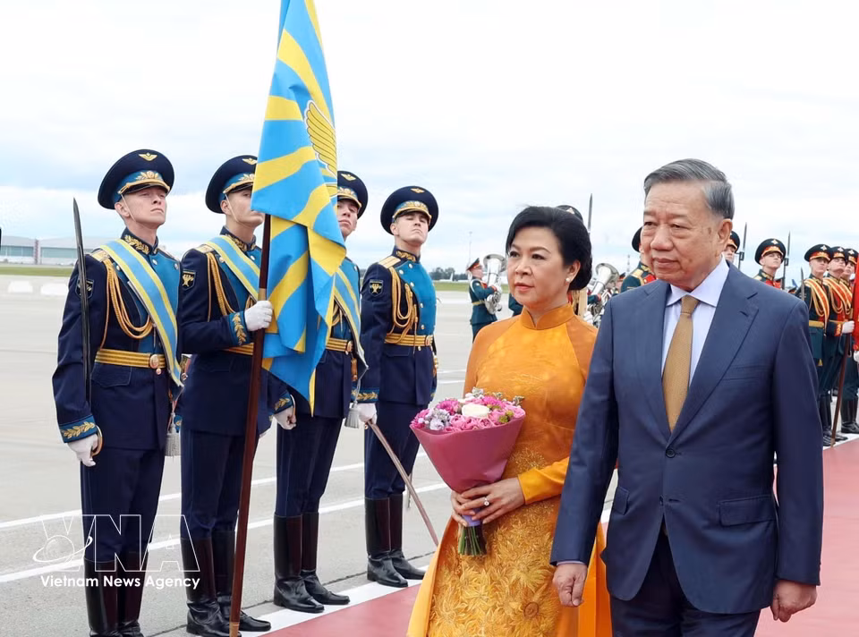 越共中央总书记、国家主席苏林和夫人抵达俄罗斯联邦莫斯科伏努科沃机场。图自越通社