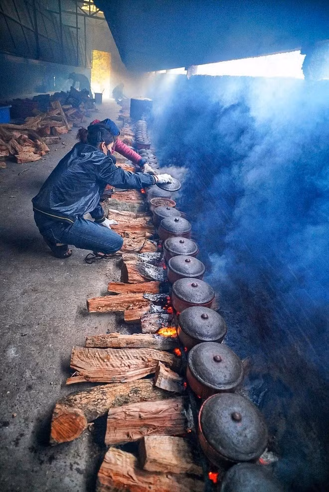 红烧鱼采用简单的乡土食材进行炖煮。图自越通社