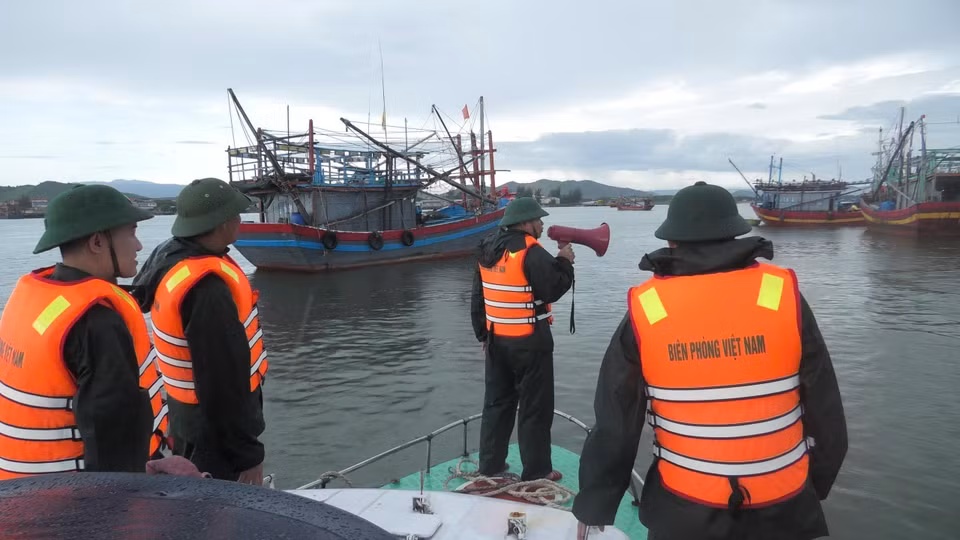 广治省边防各哨所积极组织并呼吁渔船靠岸避风，确保安全。图自越通社