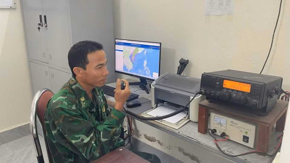 广治省边防各哨所积极组织并呼吁渔船靠岸避风，确保安全。图自越通社