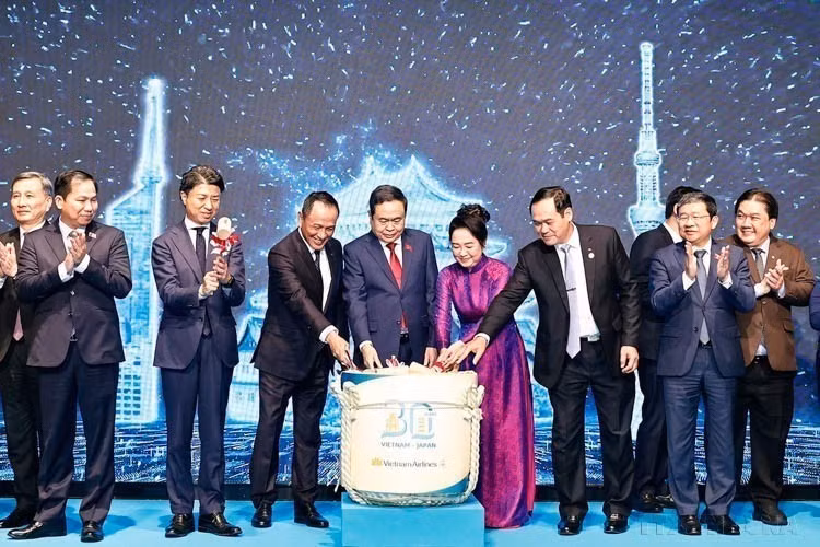 国会主席陈青敏携夫人和代表团举行仪式，庆祝越南—日本直飞航线开通30周年（东京，2024年12月6日）。图自越通社
