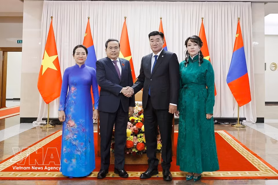 国会主席陈青敏及夫人与蒙古国家大呼拉尔主席桑达格·宾巴朝格特及夫人合影。图自越通社