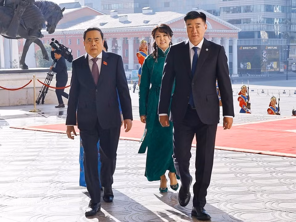 蒙古国家大呼拉尔主席桑达格·宾巴朝格特及夫人迎接国会主席陈青敏及夫人对蒙古进行正式访问。图自越通社