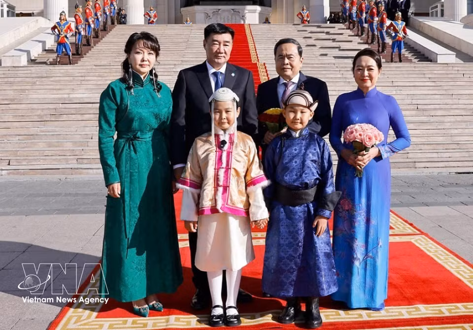 蒙古国少年儿童欢迎国会主席陈青敏及夫人。图自越通社