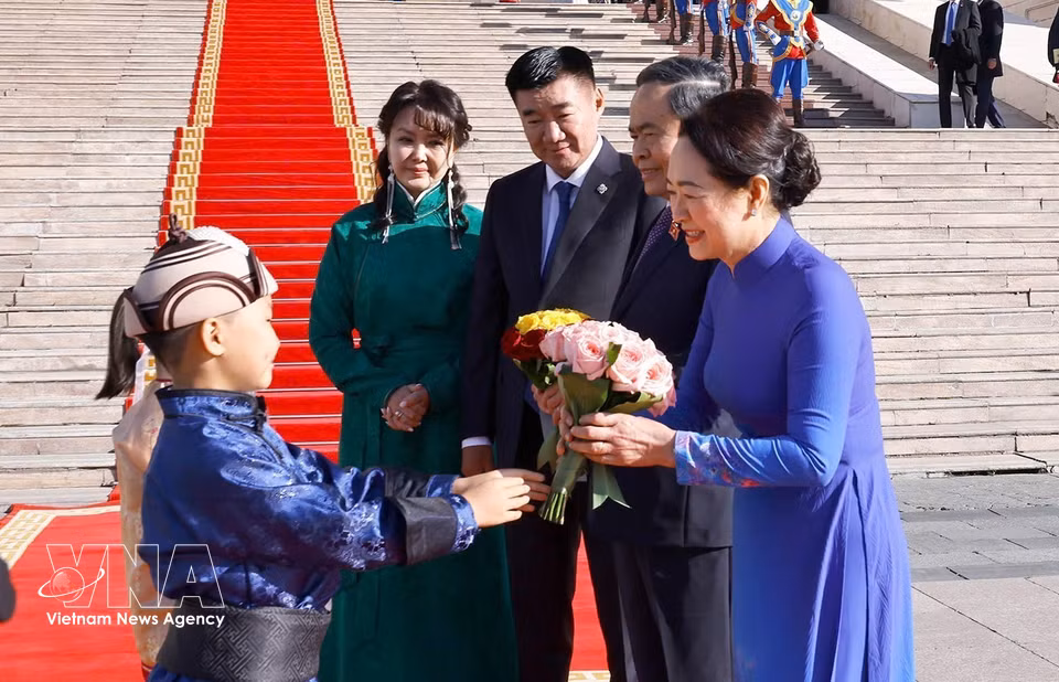 蒙古国少年儿童欢迎国会主席陈青敏及夫人。图自越通社
