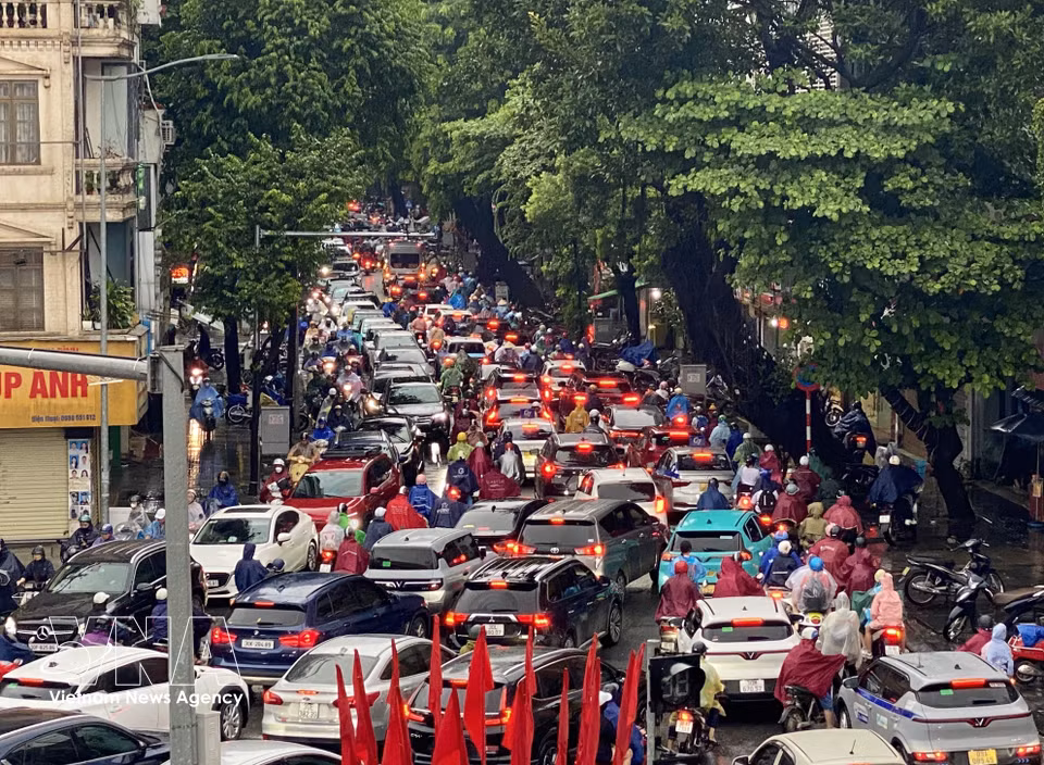 卢铸街上车辆排成长龙。图自越通社